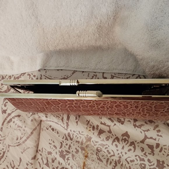 Chic vintage brown faux animal print clutch with silver chain shoulder strap - Picture 3 of 4